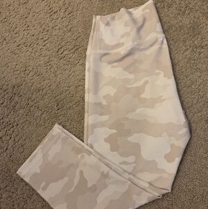 Old Navy Active High-Rise Leggings in Beige and Cream